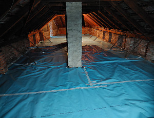 Zateplení stropu zděného rodinného domu pomocí foukané izolace